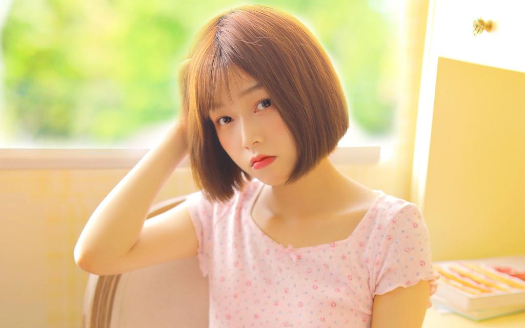 短发萌妹子迷人写真