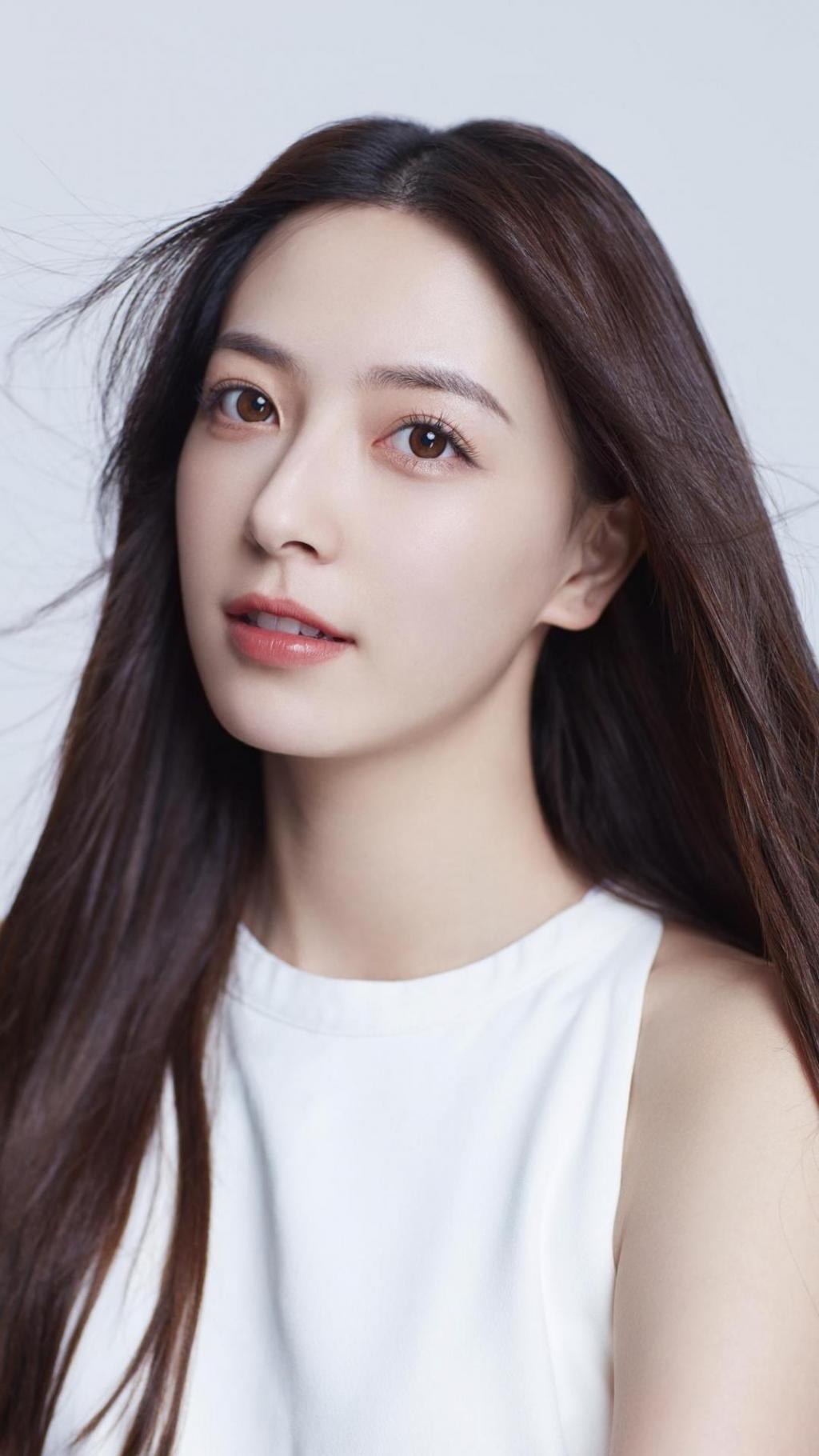 优雅气质御姐白嫩甜美室内写真