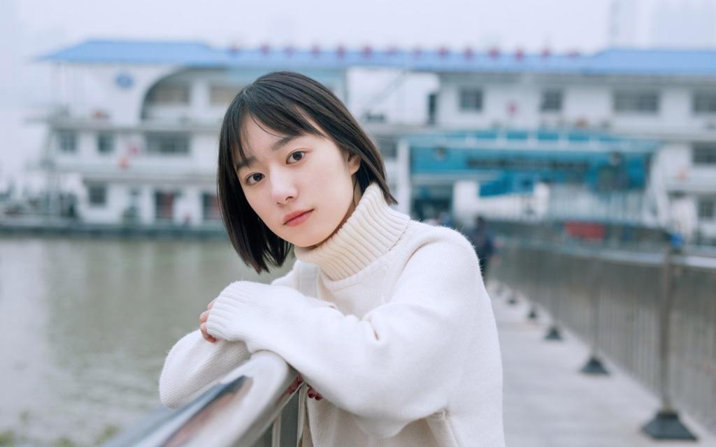 短发美女自然户外写真