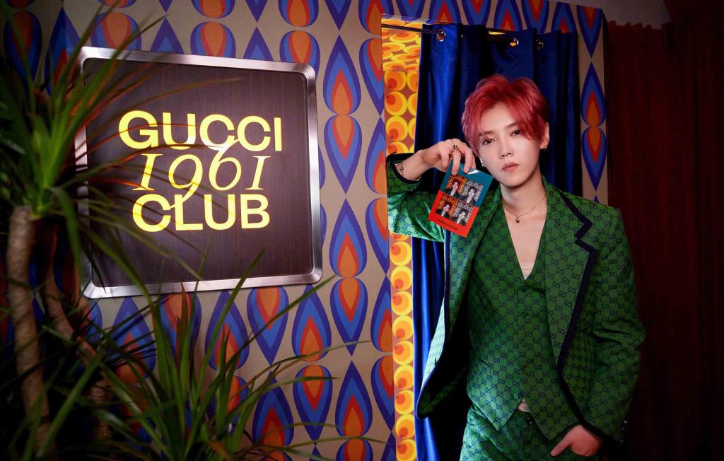 鹿晗绿色西装复古帅气写真