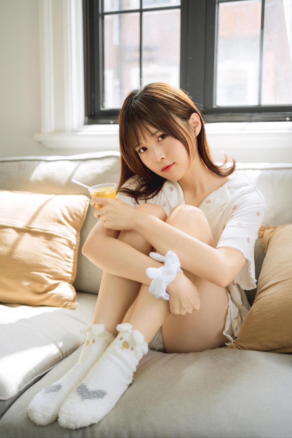 甜美可爱女孩居家清纯诱惑写真