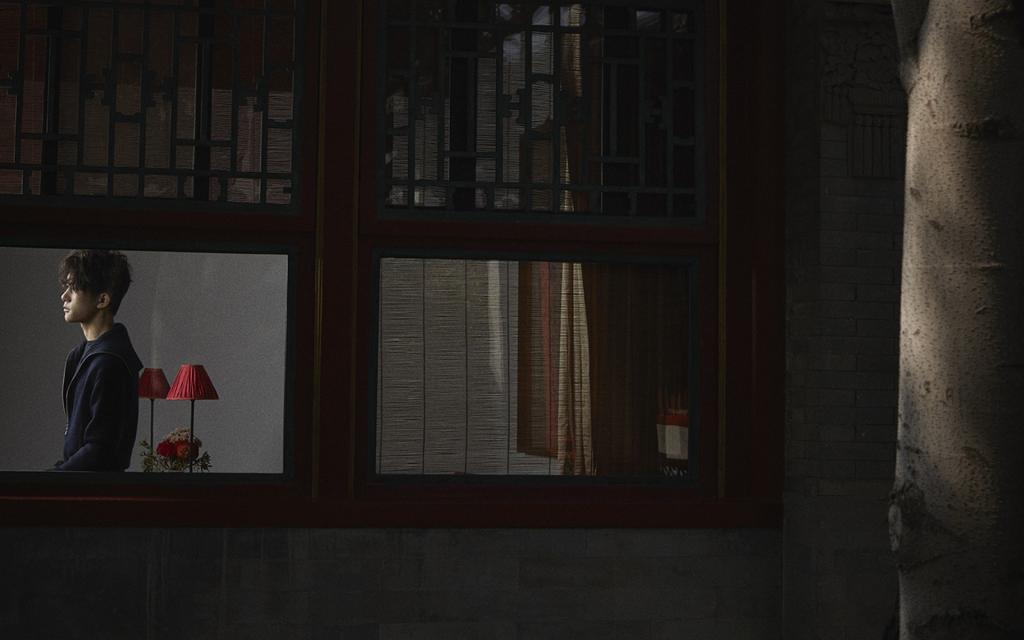 易烊千玺封面花絮照