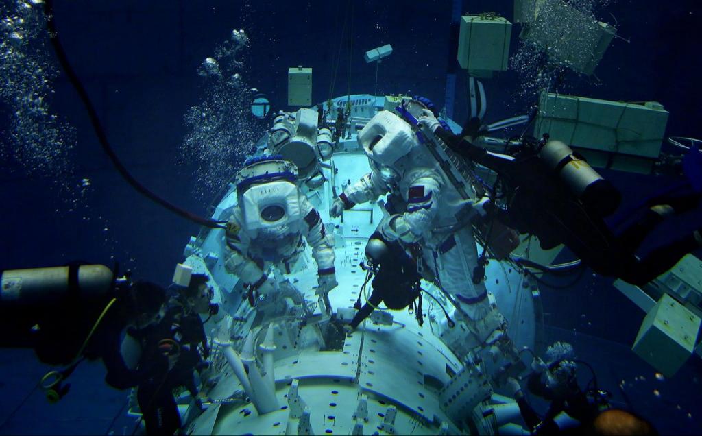 航天员水下失重训练画面