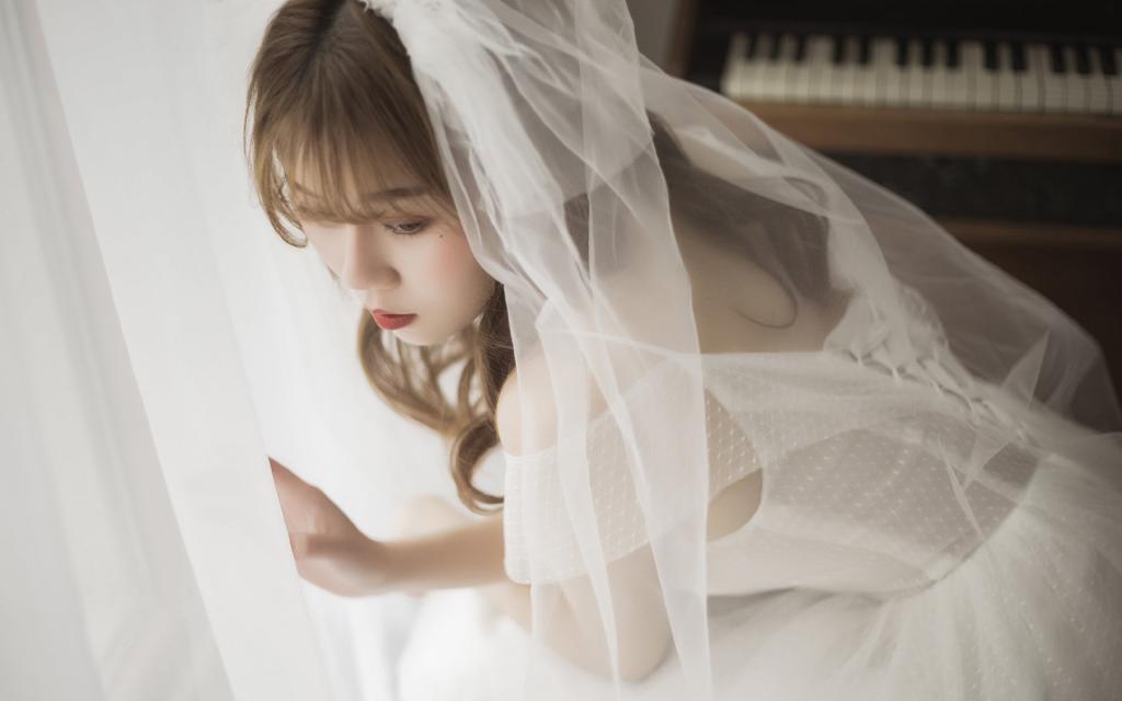 气质养优雅的清纯美女白裙写真