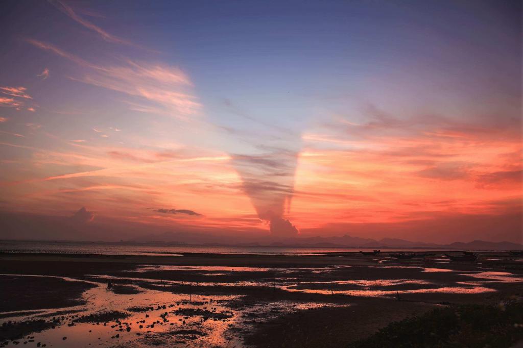 夕阳下海边的唯美风景