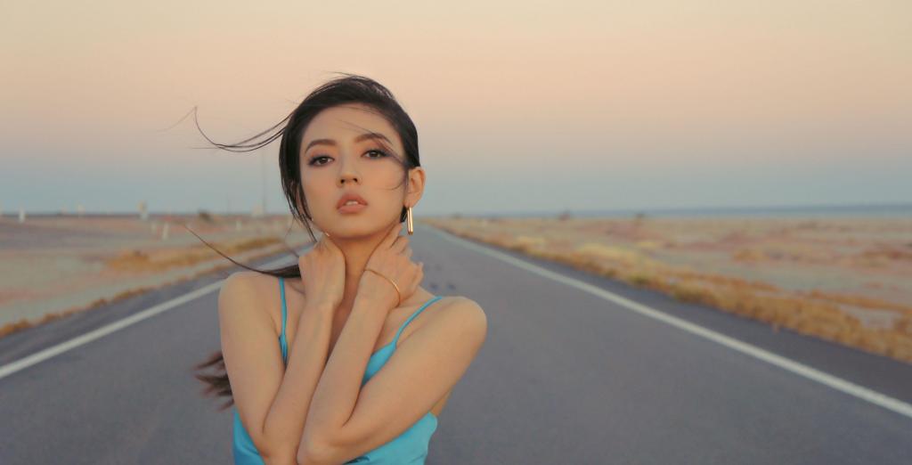 性感美女何瑞贤蓝色吊带裙魅惑写真