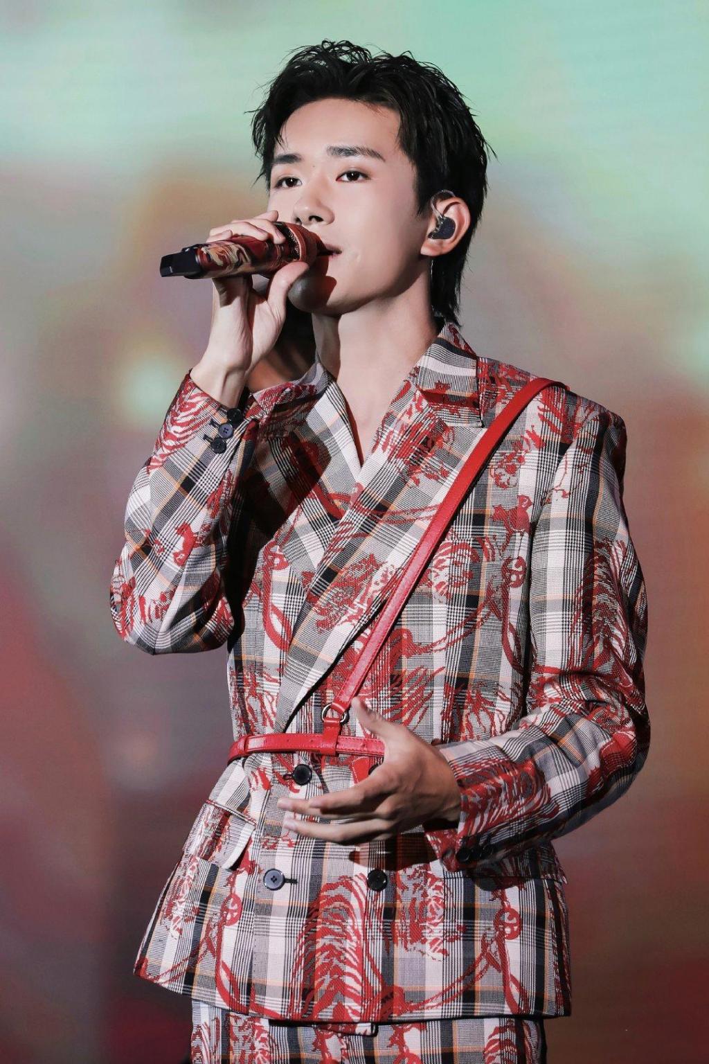 易烊千玺新发型