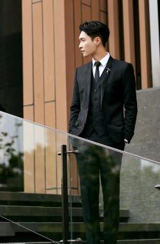 张艺兴帅气黑色西装街拍迷人写真-5