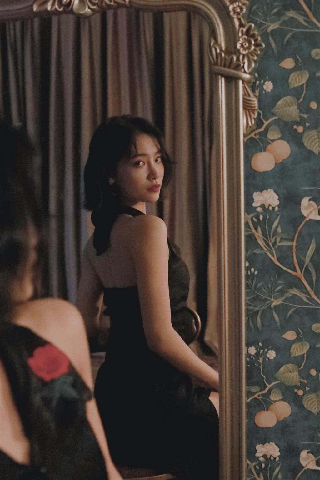 许佳琪香肩半露性感复古旗袍写真