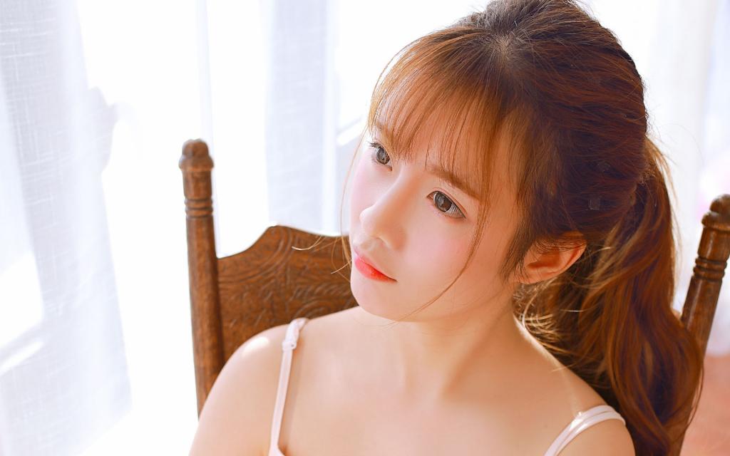 诱惑粉红吊带美女写真