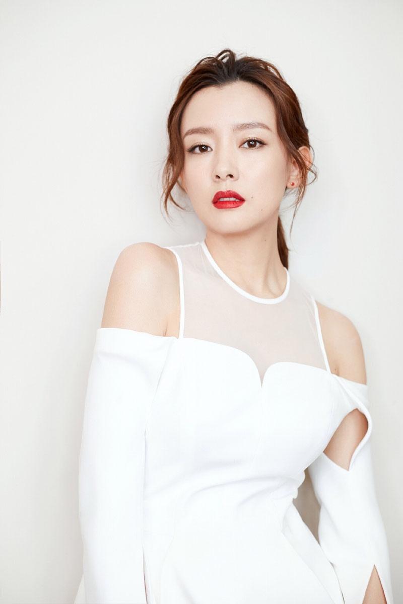 周奇奇霸气干练活动写真