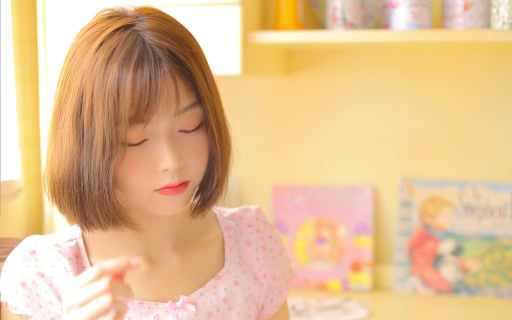 短发萌妹子迷人写真