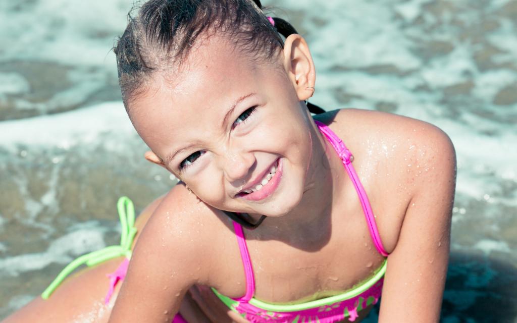 海边沙滩上玩耍的儿童