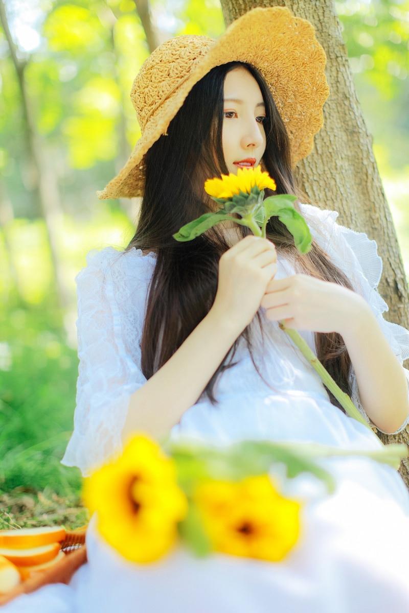 日系美女清新甜美户外养眼写真图片