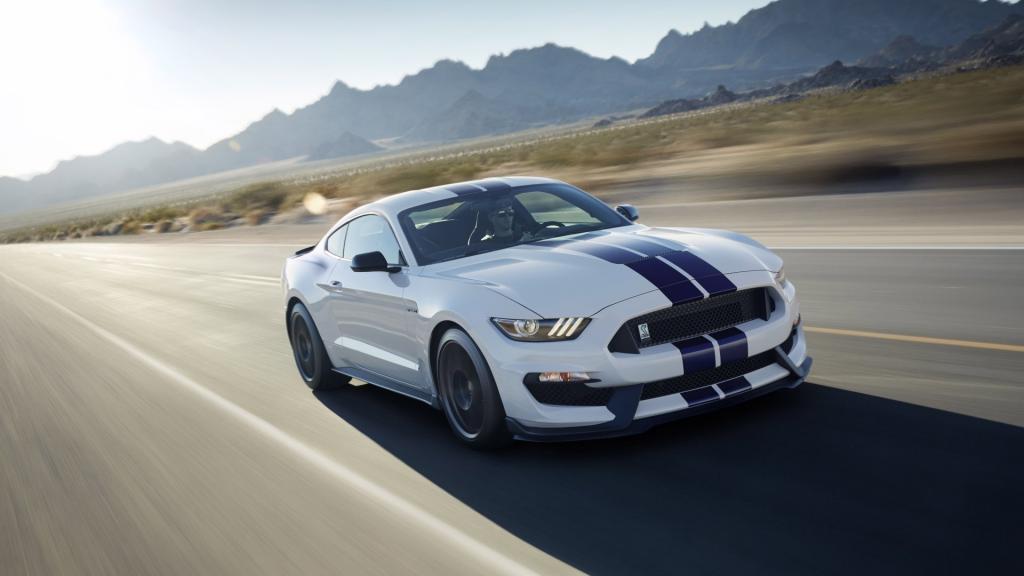 白色福特Shelby GT350汽车图片