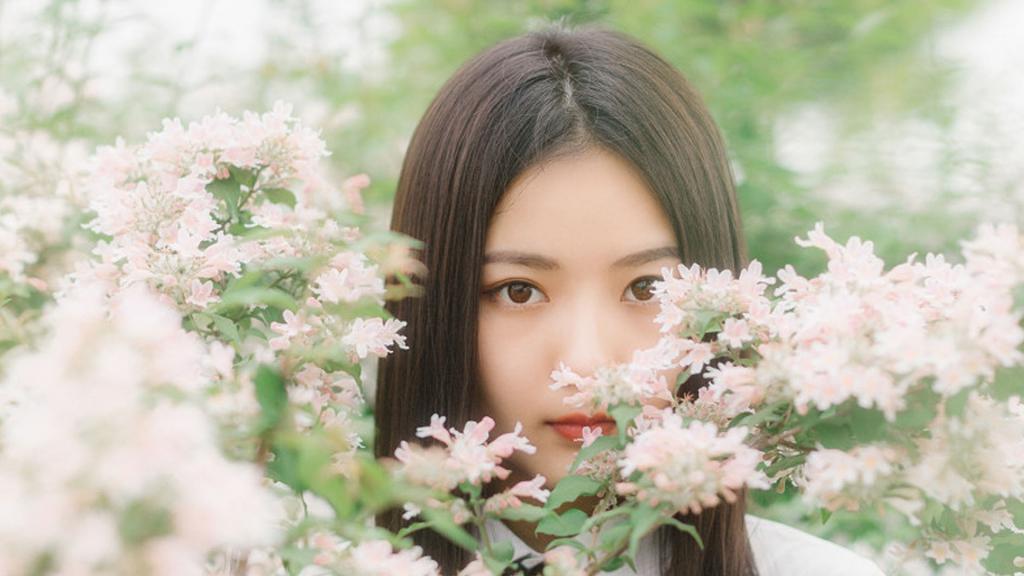 花开的季节里,美人如花