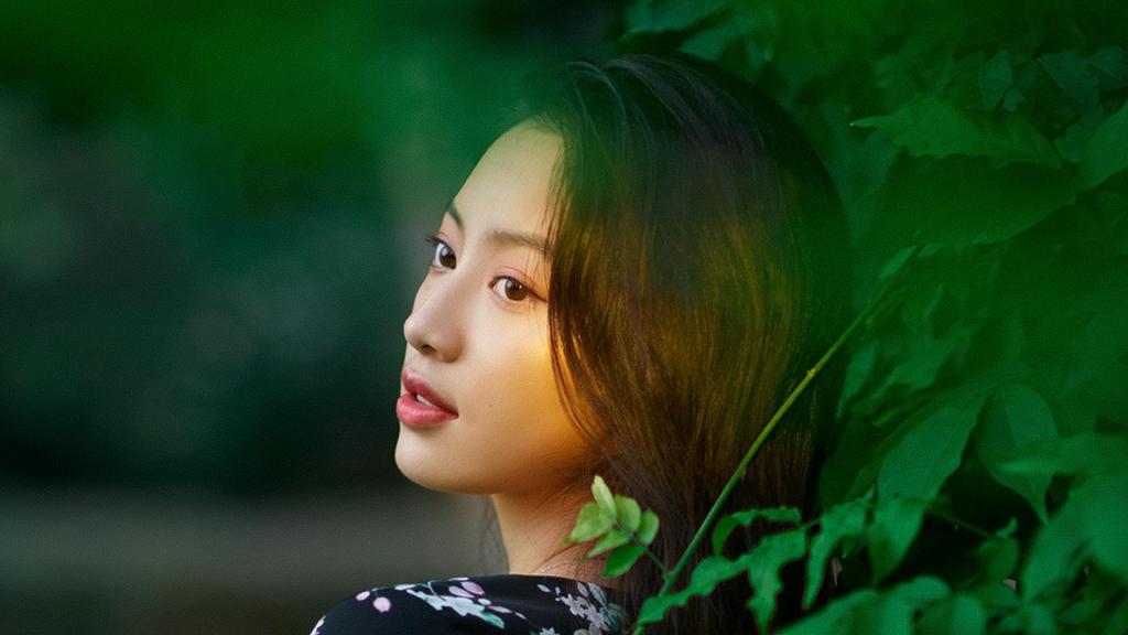 气质女神优雅户外迷人写真