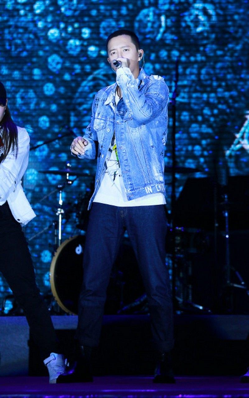 韩庚歌友会帅气舞台照