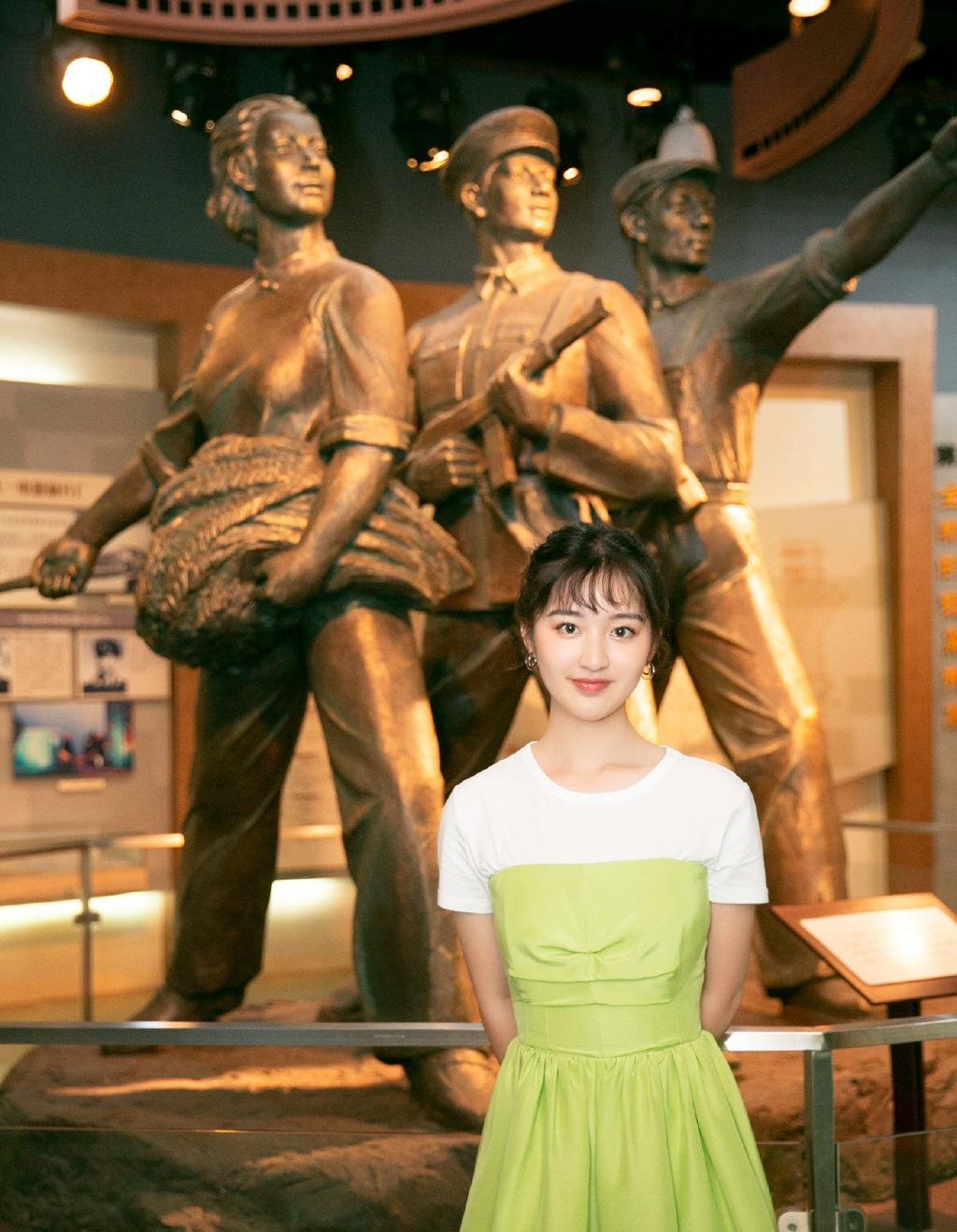 邓恩熙清新绿裙甜美仙气写真