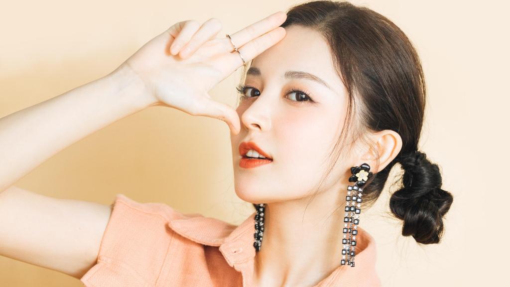 古力娜扎双丸子头清新动人写真