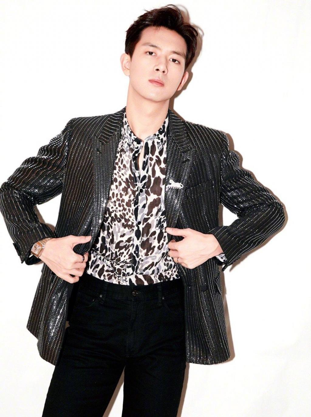 微博之夜李现帅气豹纹衬衫写真