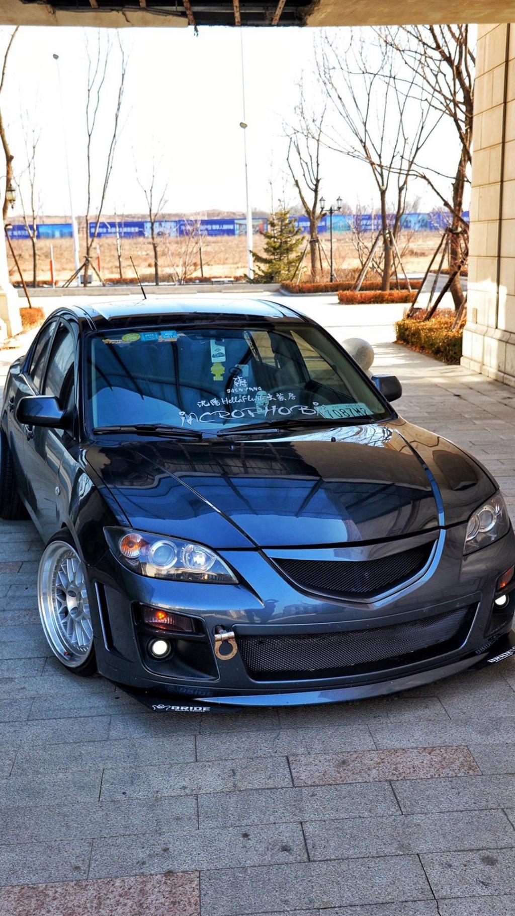 蓝色马自达汽车