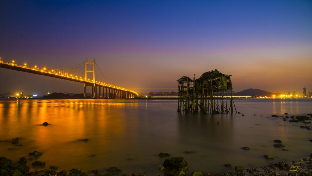 傍晚夕阳下的虎门大桥