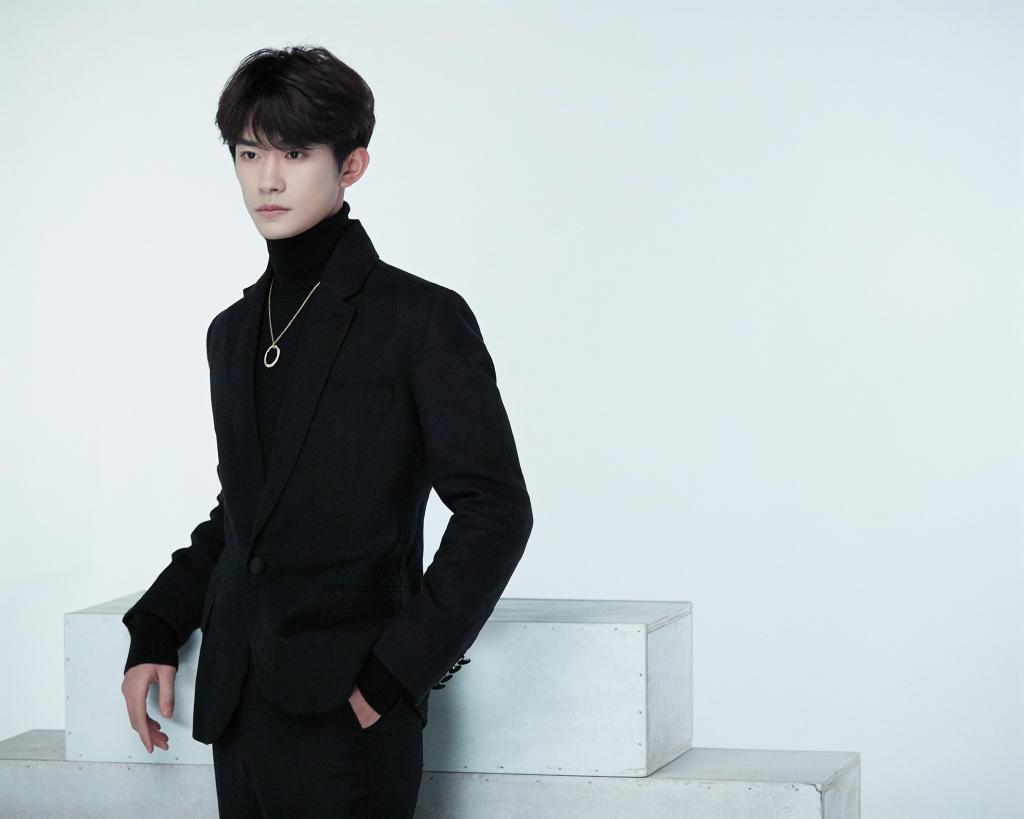 易烊千玺帅气黑白写真