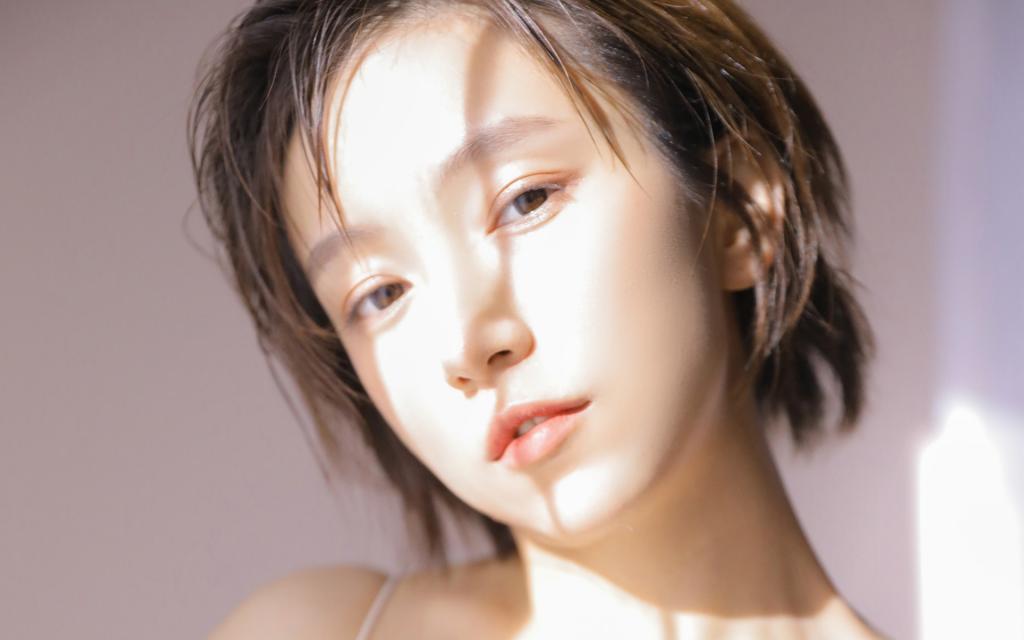 气质短发美女魅力侧颜写真