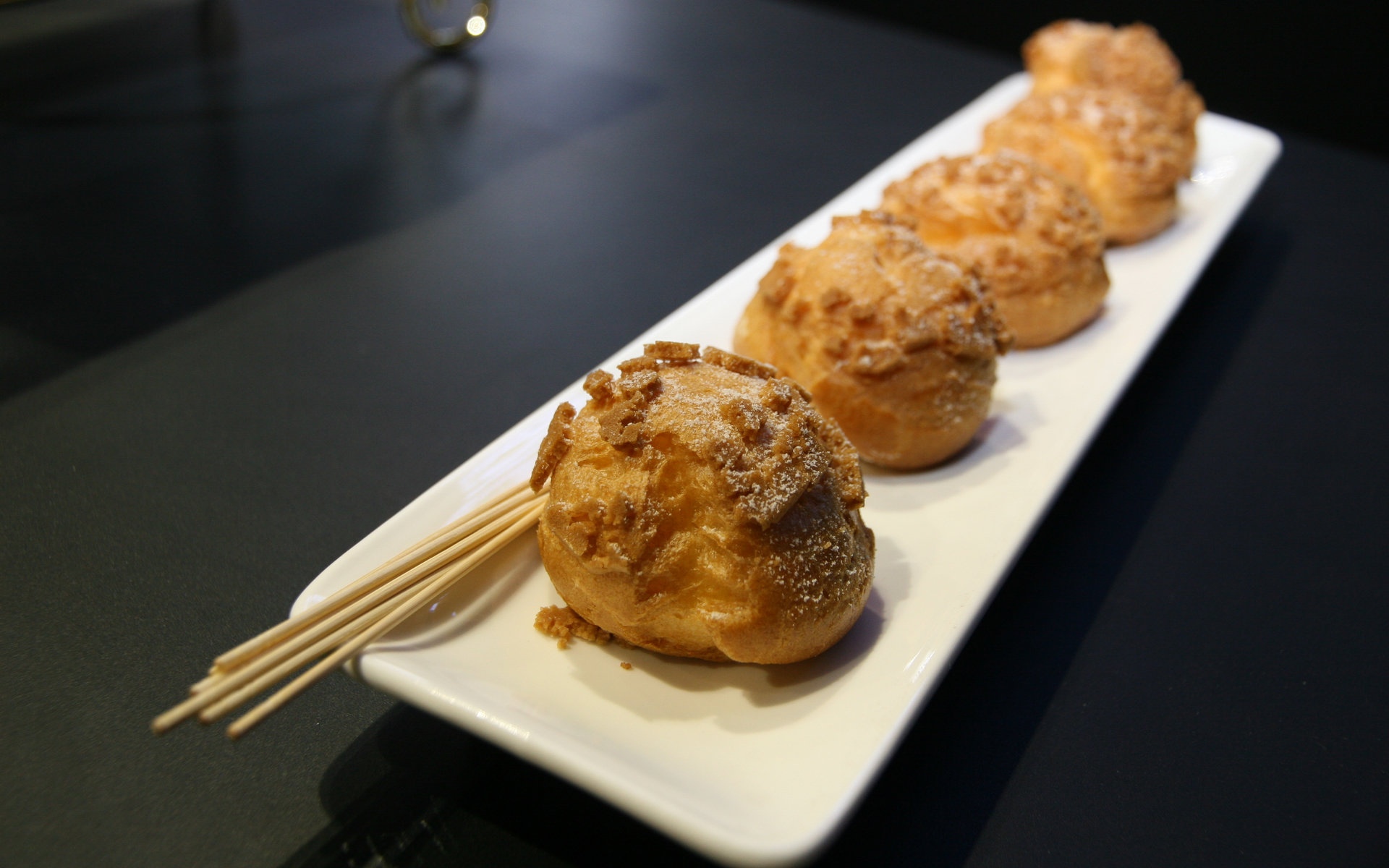 吃一口泡芙满嘴奶油,高清图片,电脑桌面-壁纸族