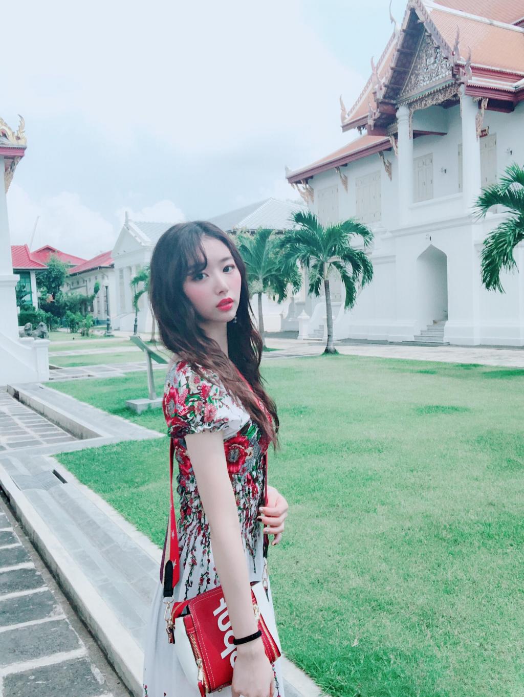 美丽少女孔雪儿曼谷甜美写真