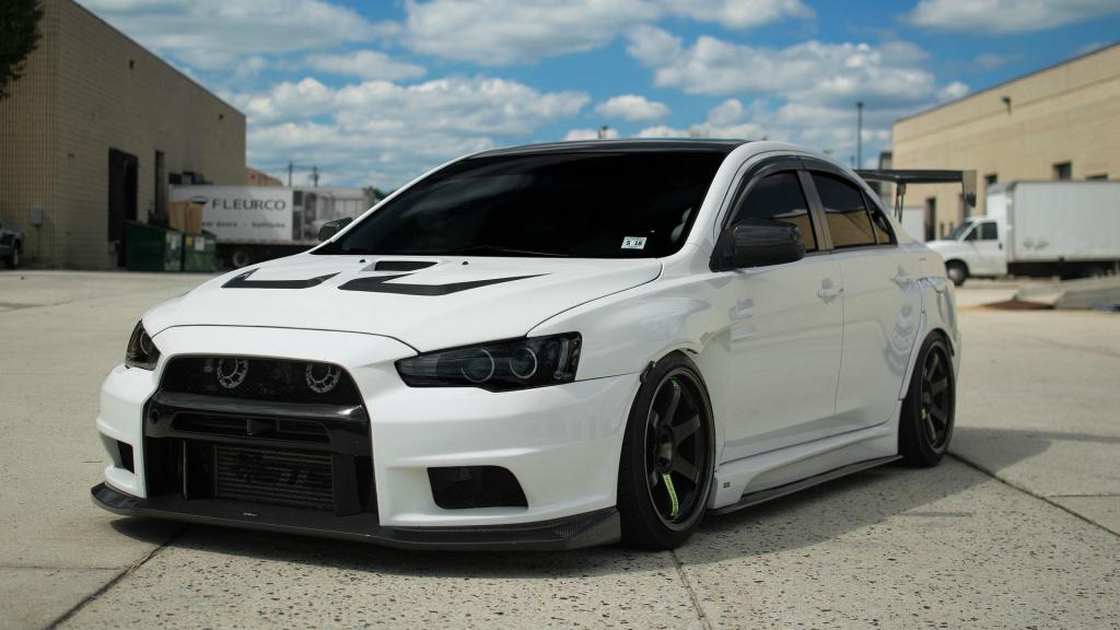 近距离拍摄三菱第十代EVO跑车