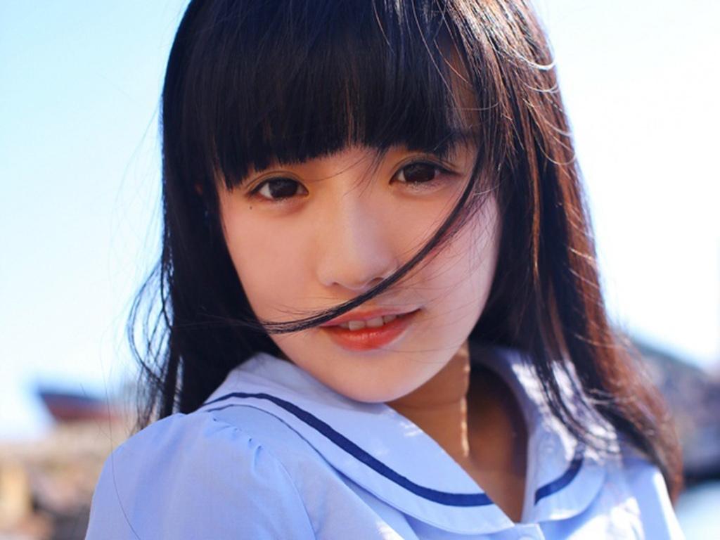 大眼萝莉日系水手服海边写真