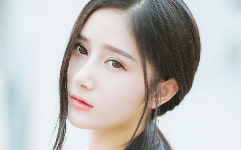 清新白衣女子