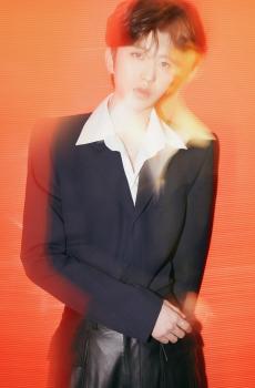 蔡徐坤深蓝色垫肩西装造型-4