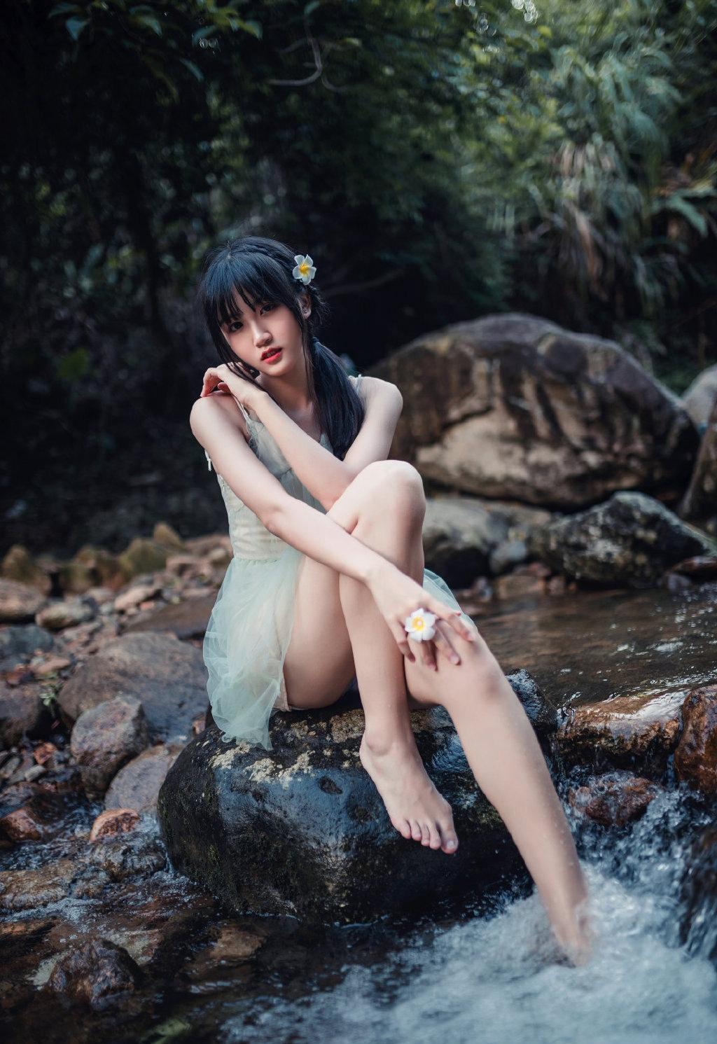 山间小溪仙气美女纯情诱惑写真