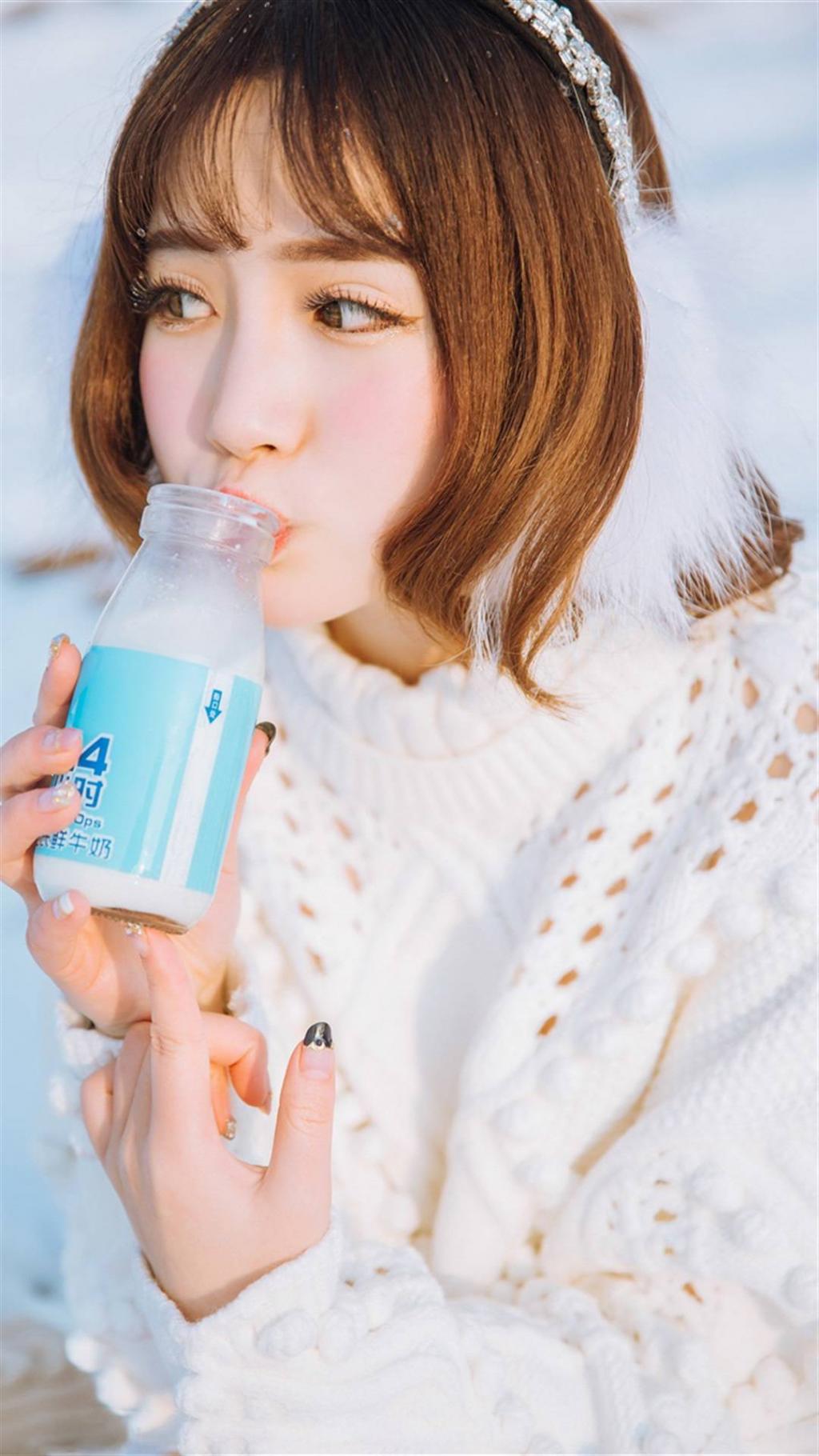 雪地清纯性感大眼美女