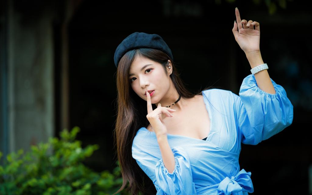 美女娉婷婉约的风姿