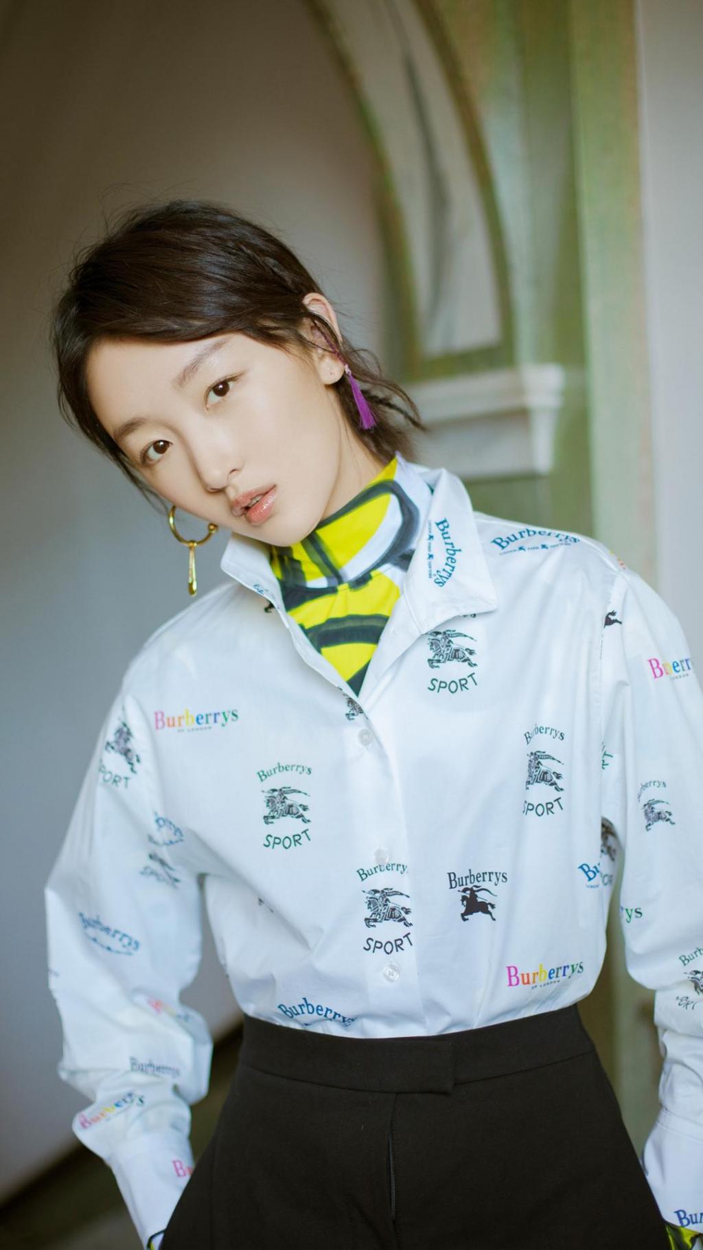 周冬雨休闲个性迷人写真