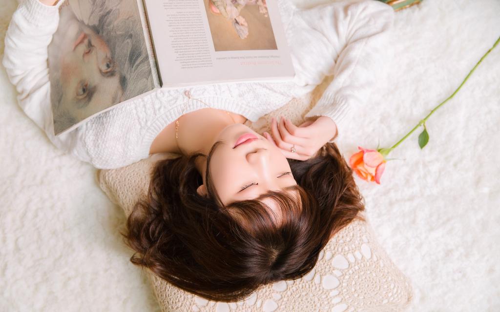 短发气质文艺美女