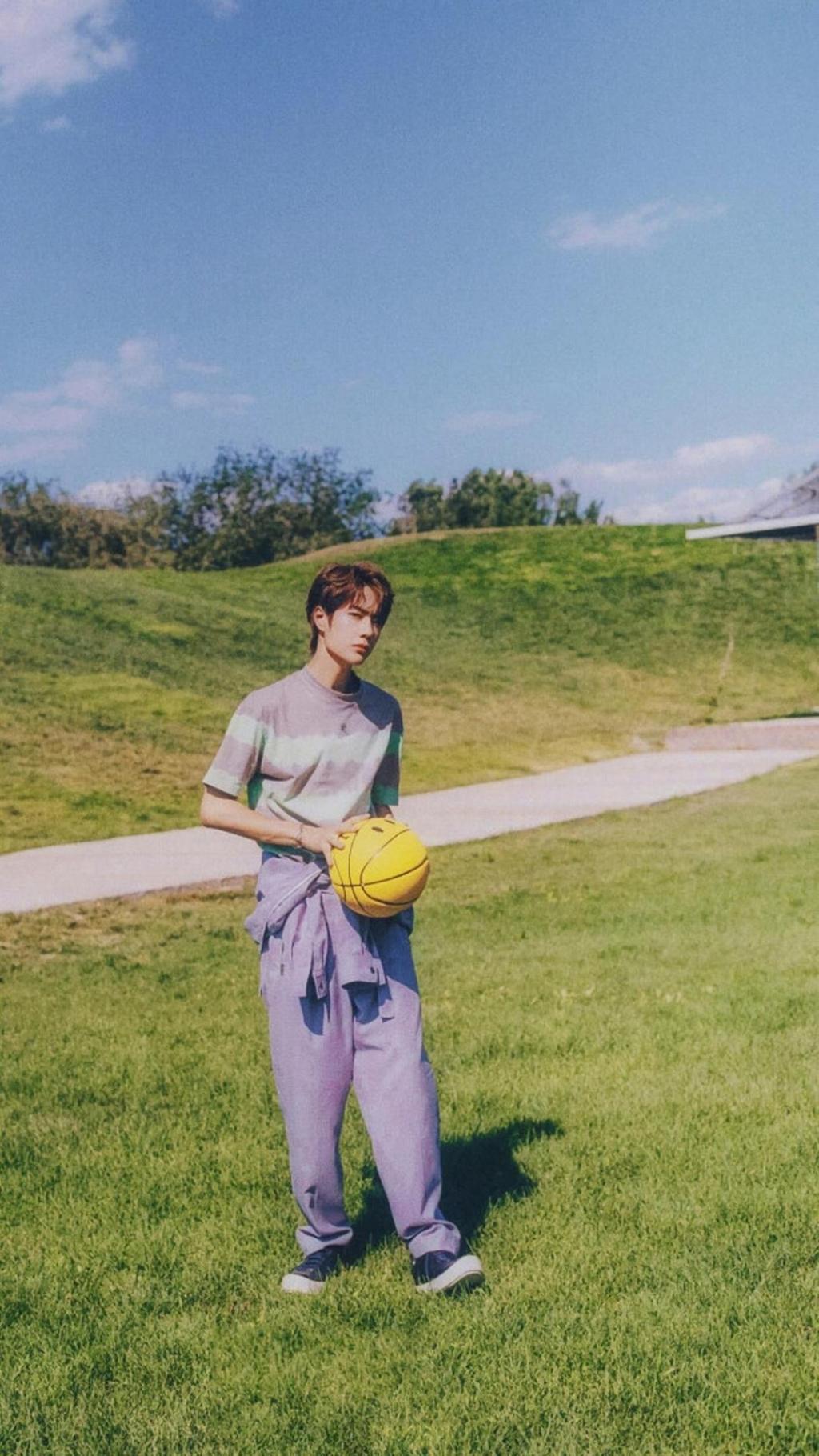 蓝天下的王一博帅气休闲风写真