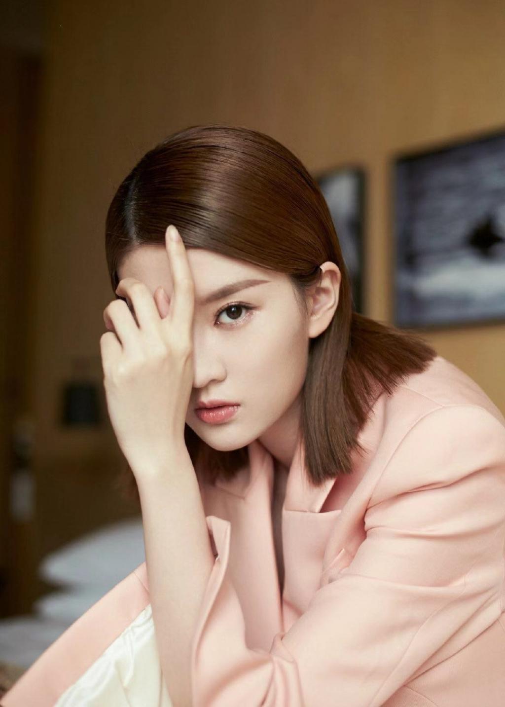 乔欣粉色真空西装