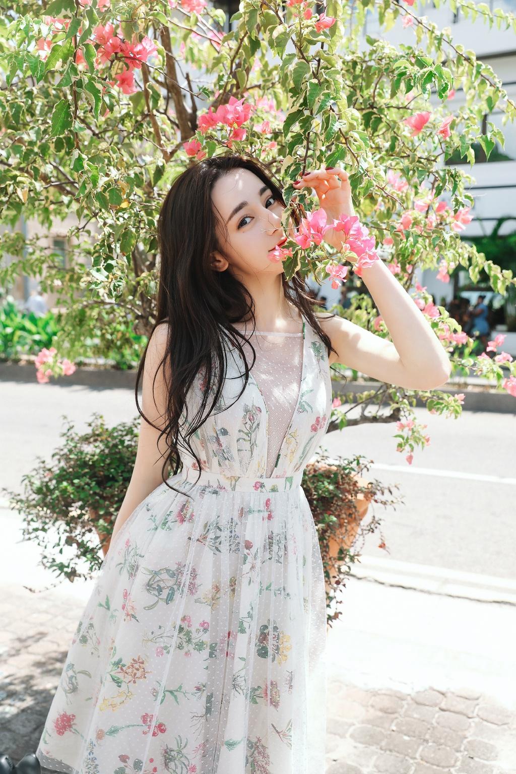 迪丽热巴的时尚街拍写真