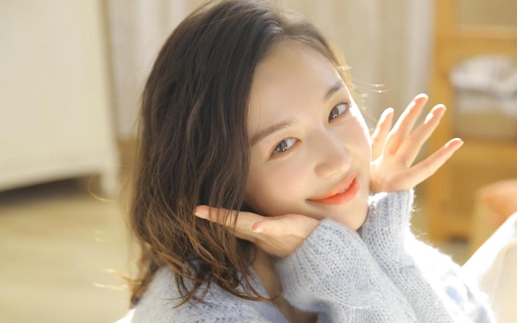 气质长发美女居家恬静唯美写真