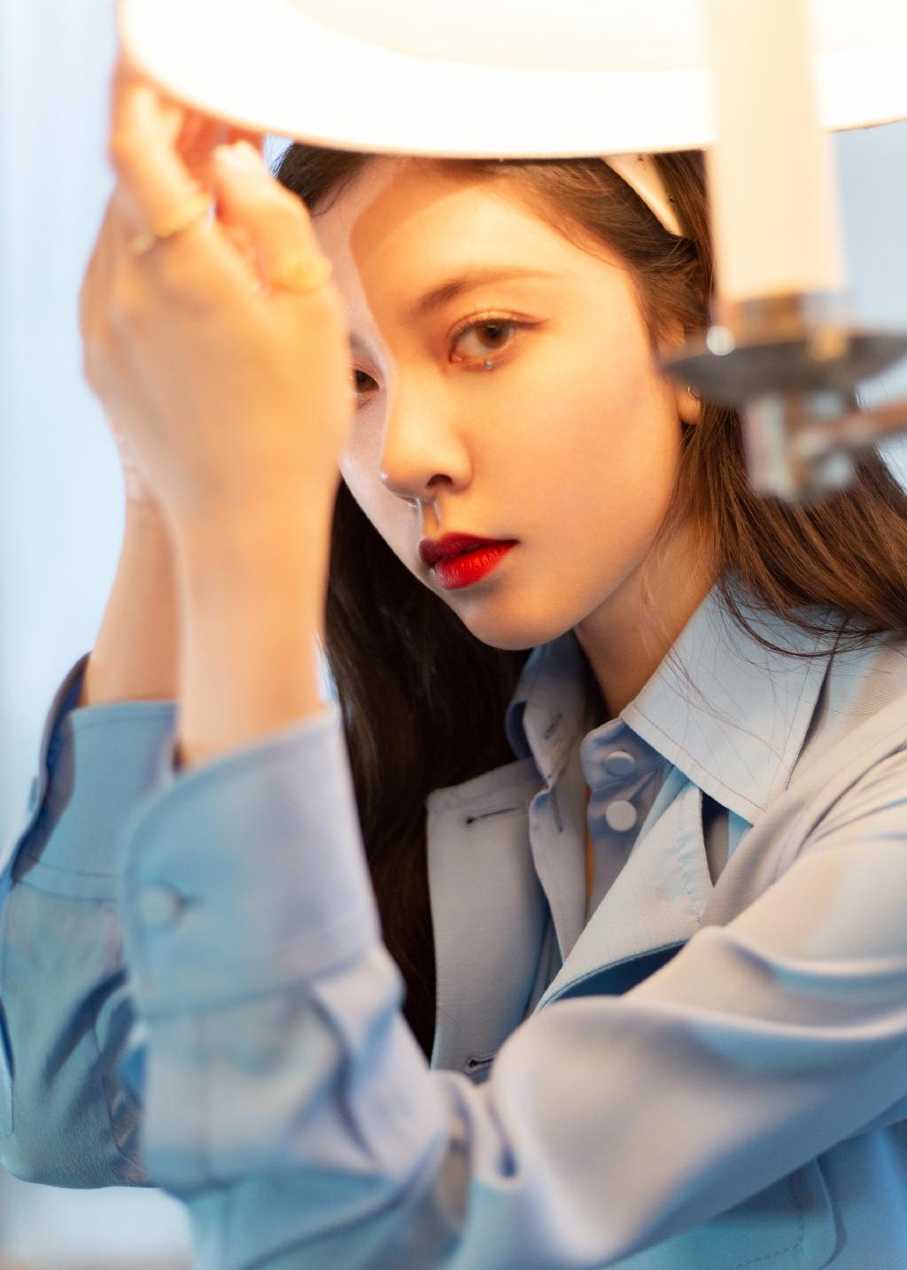 宋妍霏酷飒蓝色西装魅力写真