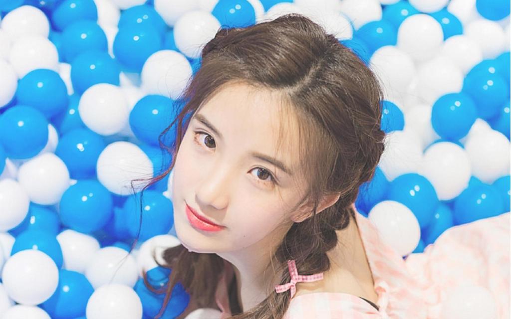 恬静可爱小清新萌妹子球池写真