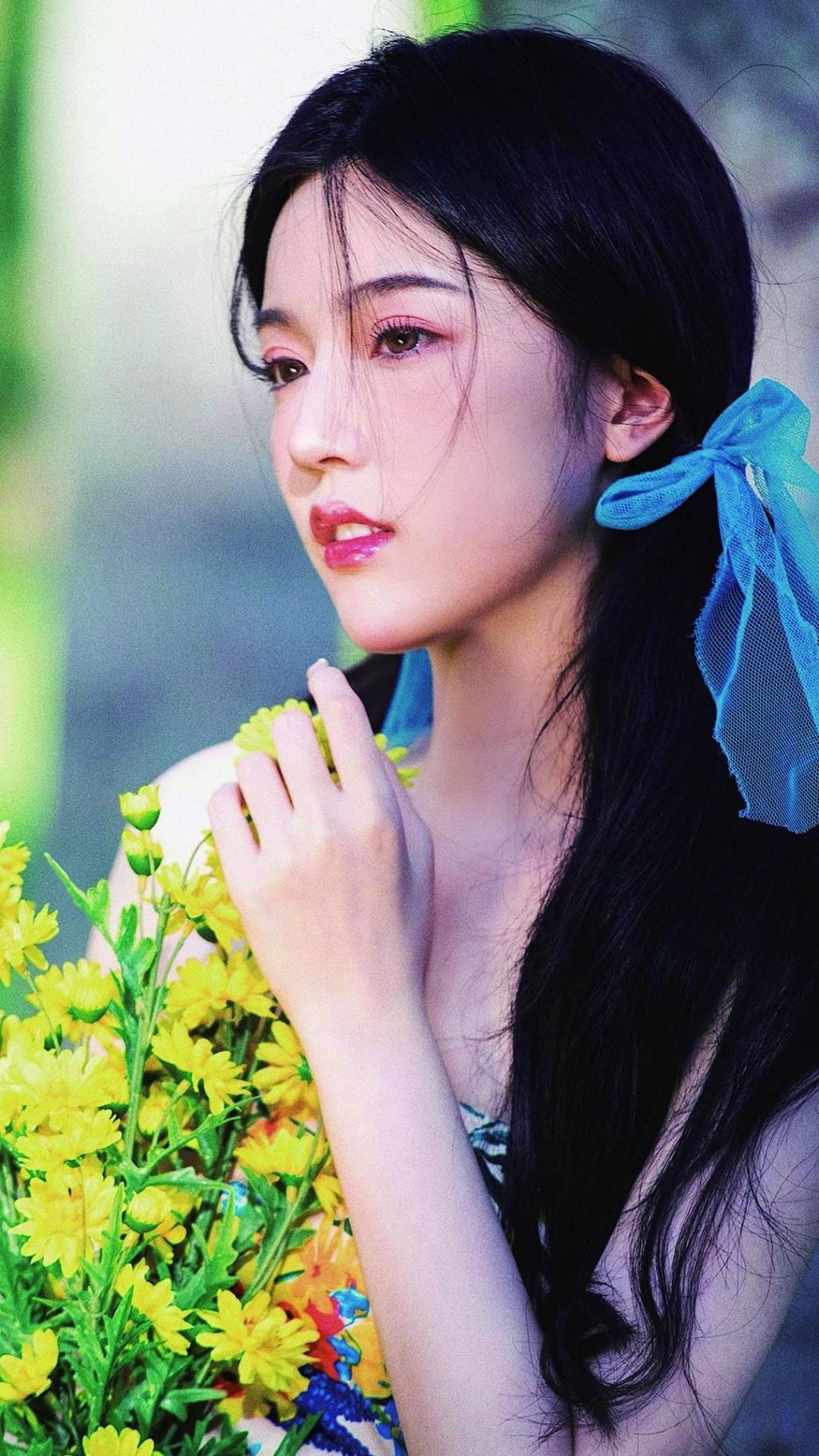 阳光少女性感露肩清新写真