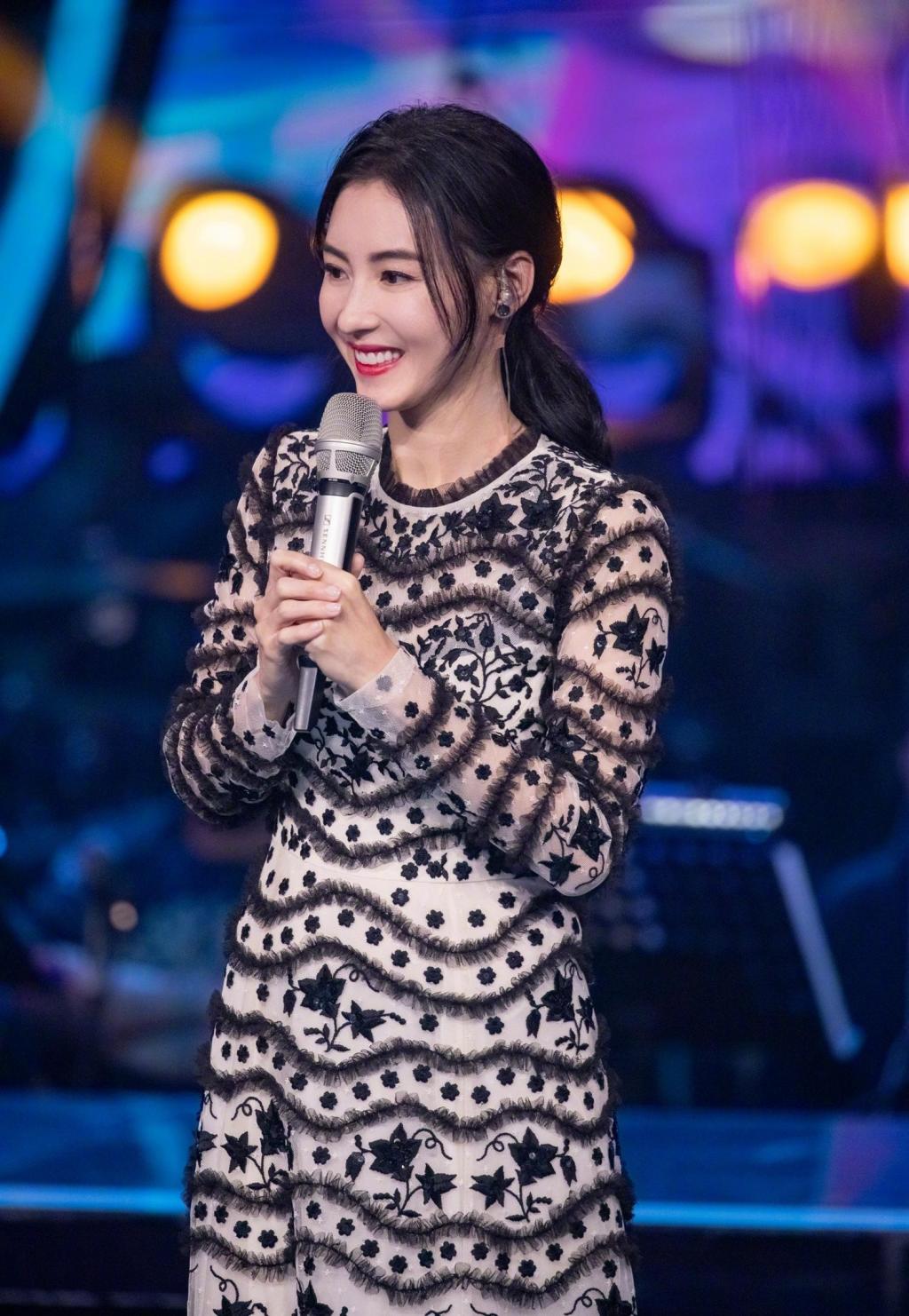 张柏芝碎花薄纱裙