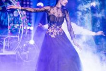 郑爽典雅黑色长裙唯美舞台照