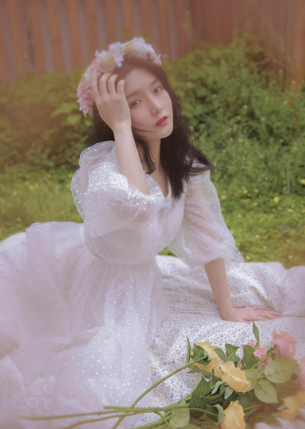 唯美灵动少女花丛中清新户外迷人写真